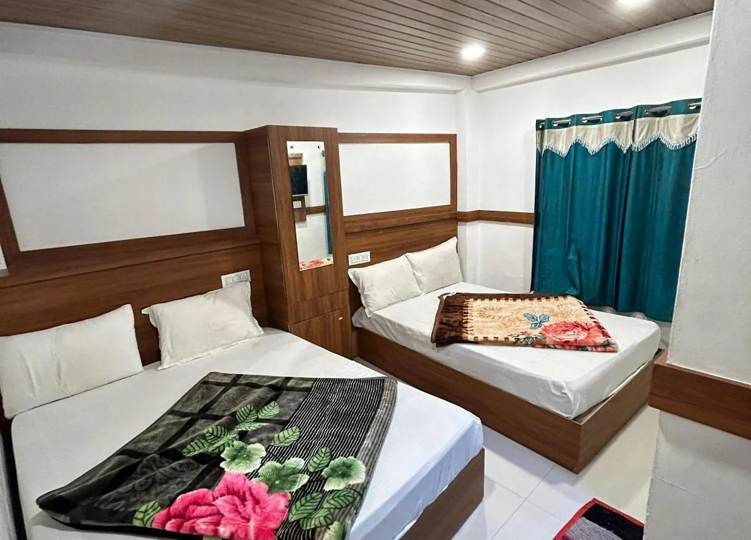 *** Hotel Ponnus Silver Star Munnar India